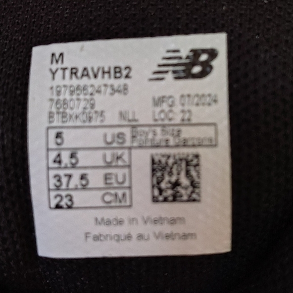 New Balance Kids Black/White Sneakers Size 5. - Picture 5 of 5